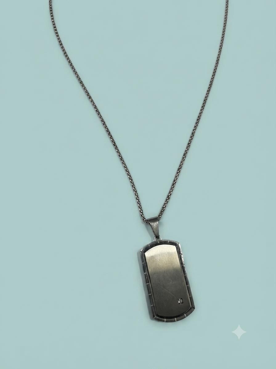 Collana Dog Tag Industrial con Dettaglio Luce