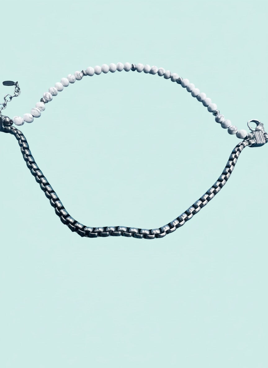 Bracciale "Stone & Link" – Contrasto materico tra catena a maglia box e pietre naturali (Howlite)