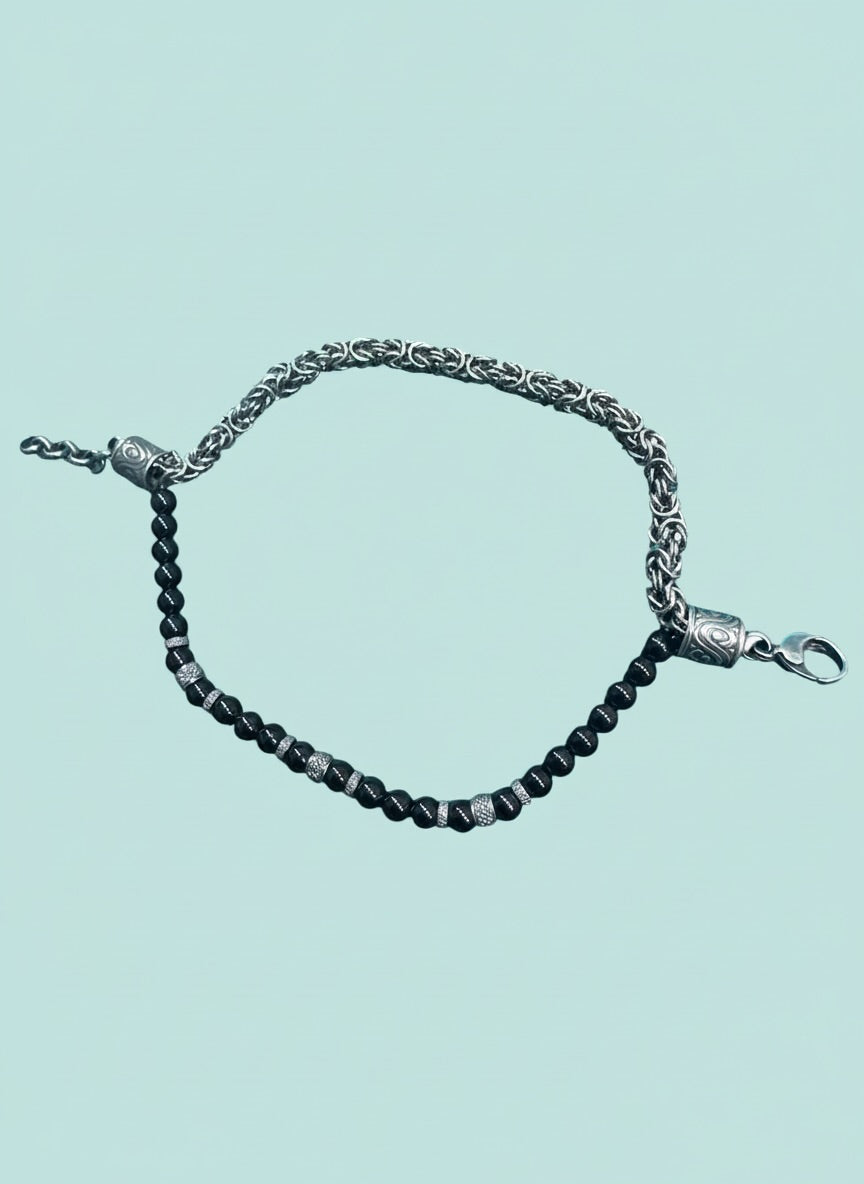 Bracciale "Dual Contrast" – Mix di catena bizantina e pietre onice nera con dettagli incisi